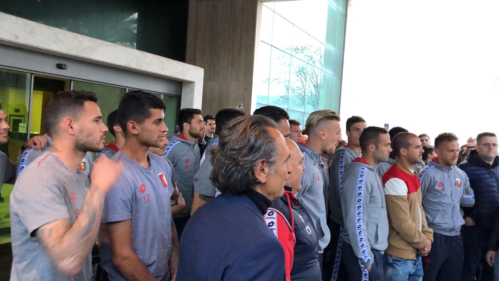 Genoa, i tifosi alla squadra: "Onorate la maglia"