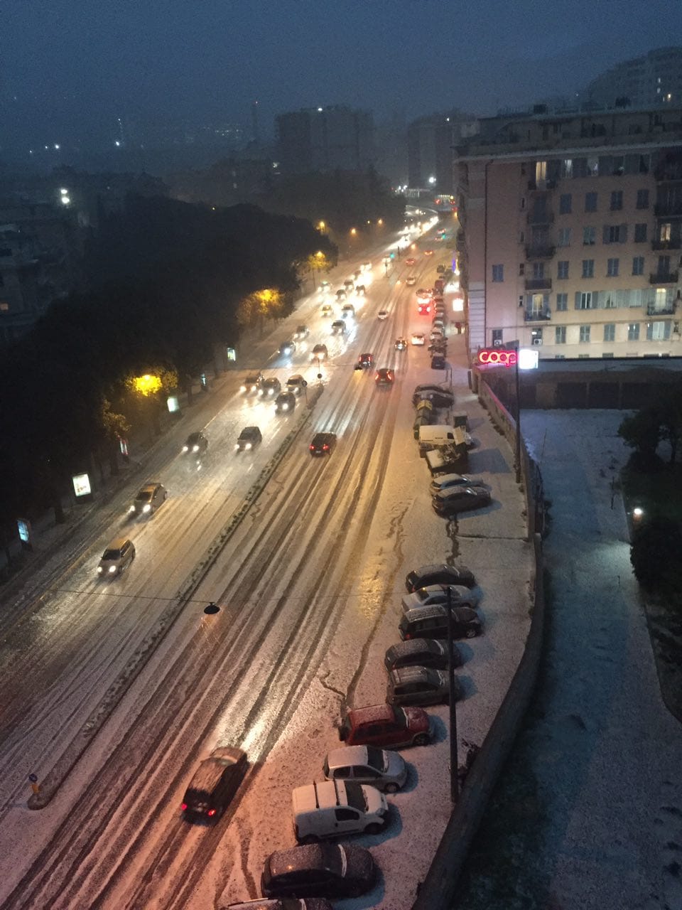 Grandinata record su Genova, strade imbiancate e disagi al traffico