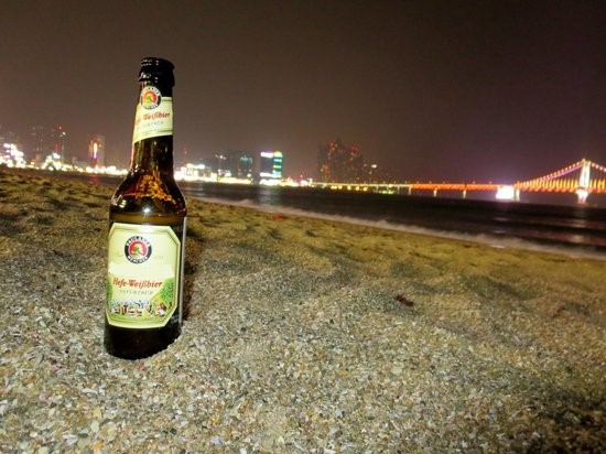 Stretta sull'alcol a Genova, ora sarà vietato anche bere in spiaggia