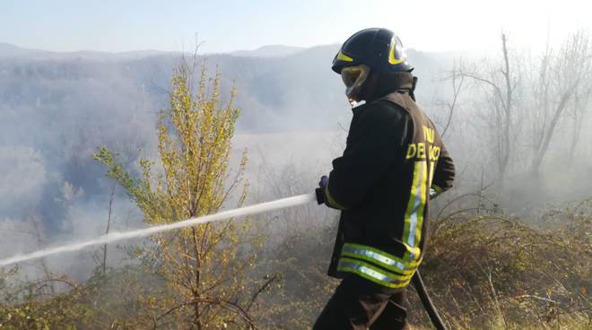 Val Fontanabuona, incendio sulle alture. 12 ettari di vegetazione distrutti