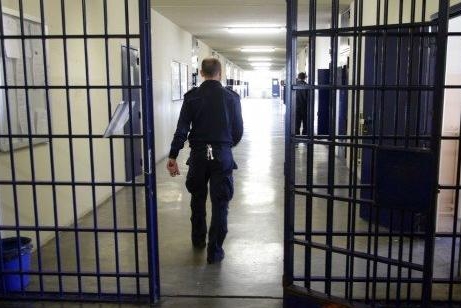 Esami gratis al San Martino, indagati anche due agenti del carcere di Marassi
