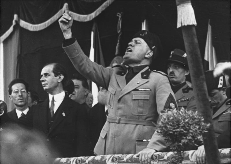 Carleo esalta Mussolini su Facebook, rivolta nel Municipio Levante