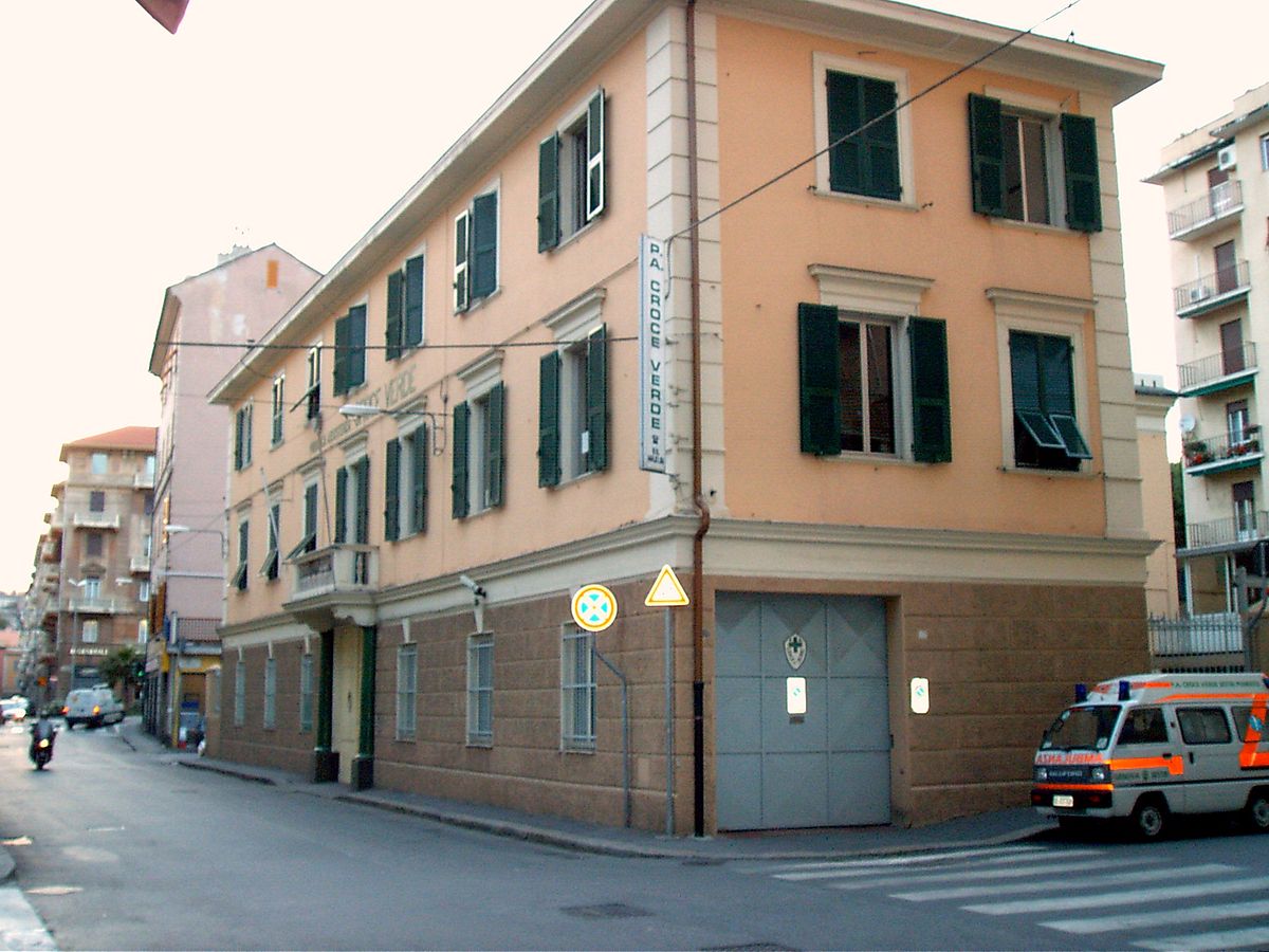 Genova, lanciano bomba carta contro la Croce Verde di Sestri e fuggono su auto nera
