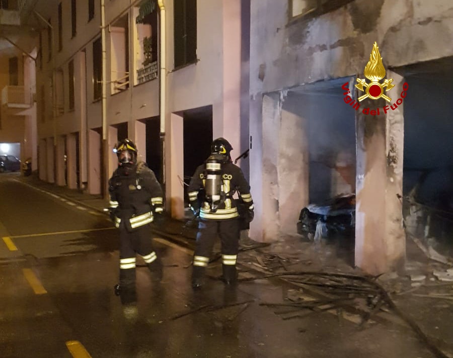 Incendio al Cep di Pra', due famiglie evacuate e una donna in ospedale