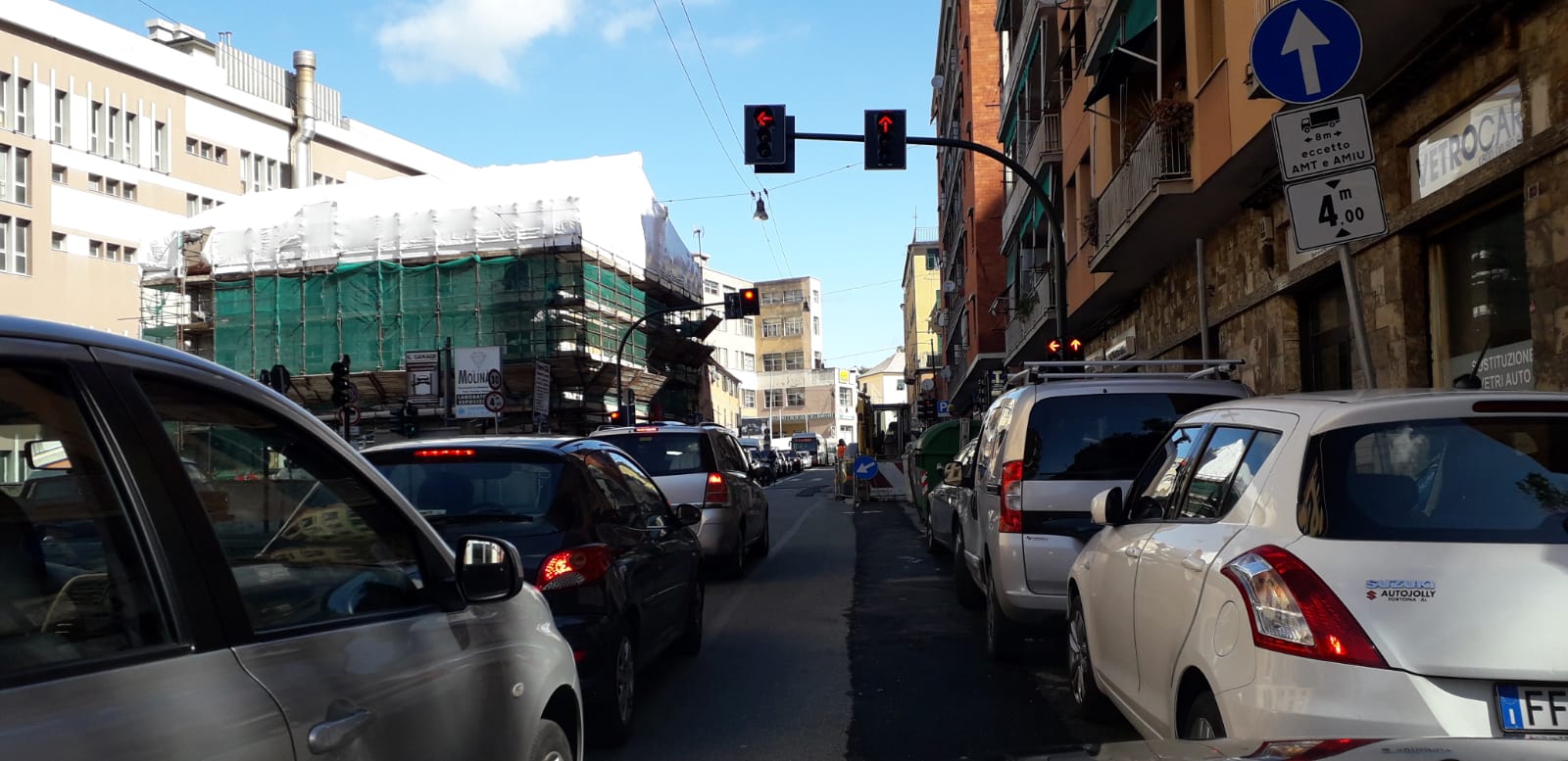 Bolzaneto, nuovo semaforo in via Pastorino: traffico subito nel caos