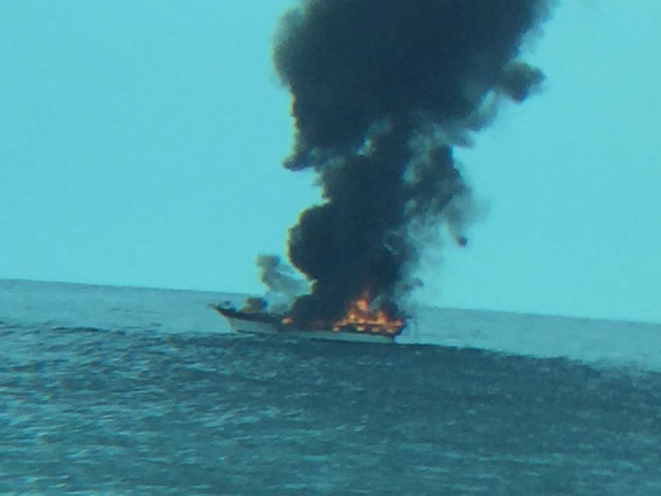 Ventimiglia, barca a motore prende fuoco in mare: 4 naufraghi