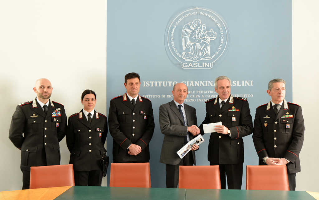 Donazione dell'Arma dei Carabinieri al Gaslini, assegno da 20mila euro