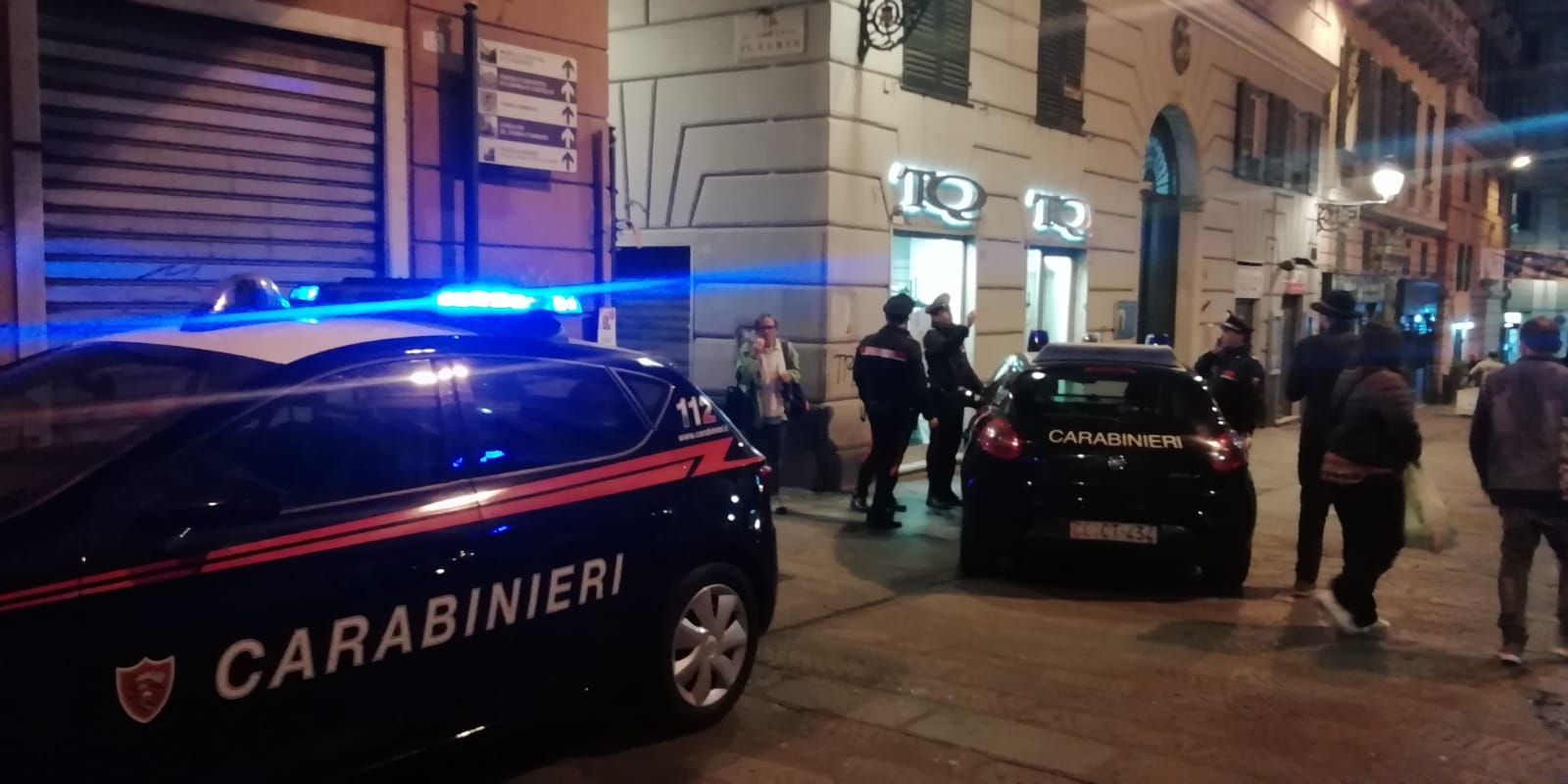 Genova, lancia i tavolini di un bar contro i carabinieri per evitare un controllo: arrestato