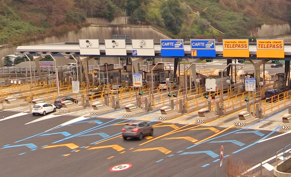 L'autostrada riapre in ritardo, Genova si sveglia tra code e disagi al traffico