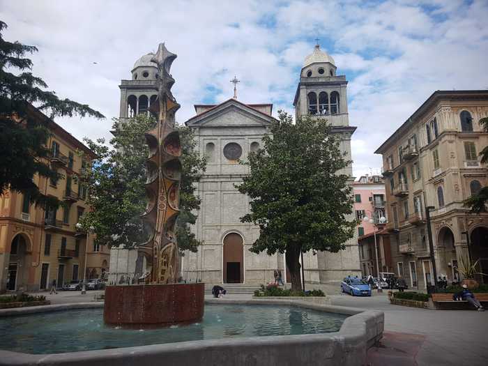 Presentazione libro CasaPound alla Spezia, chiesa suona campane a morto