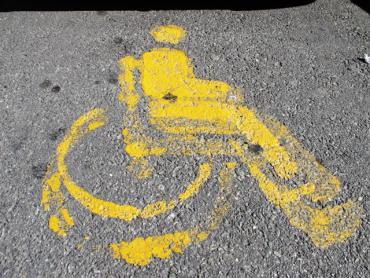 Genova, parcheggi abusivi nei posti per disabili: 116 multe in una settimana