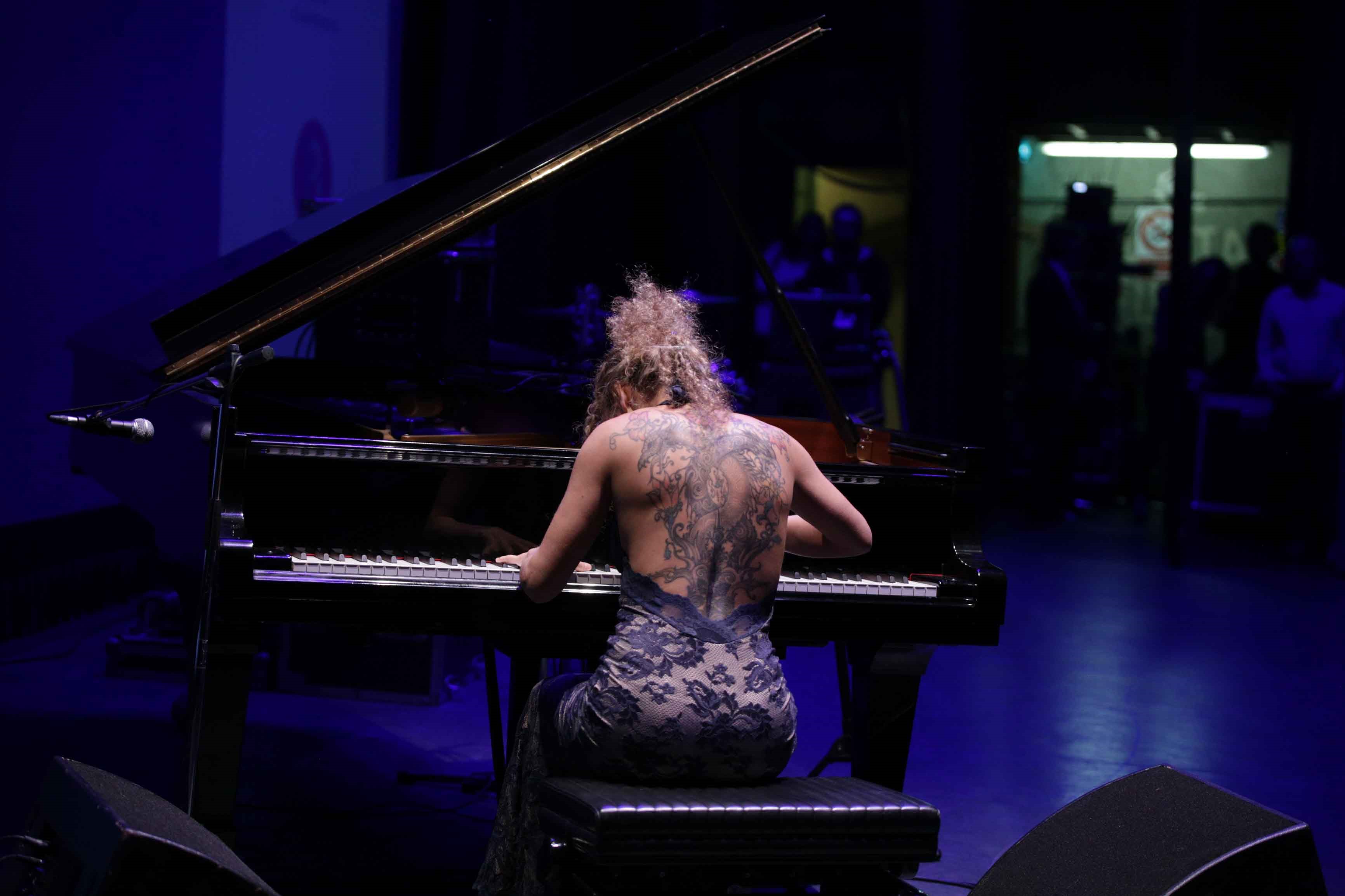Elisa Tomellini e la magia di un pianoforte con l'anima