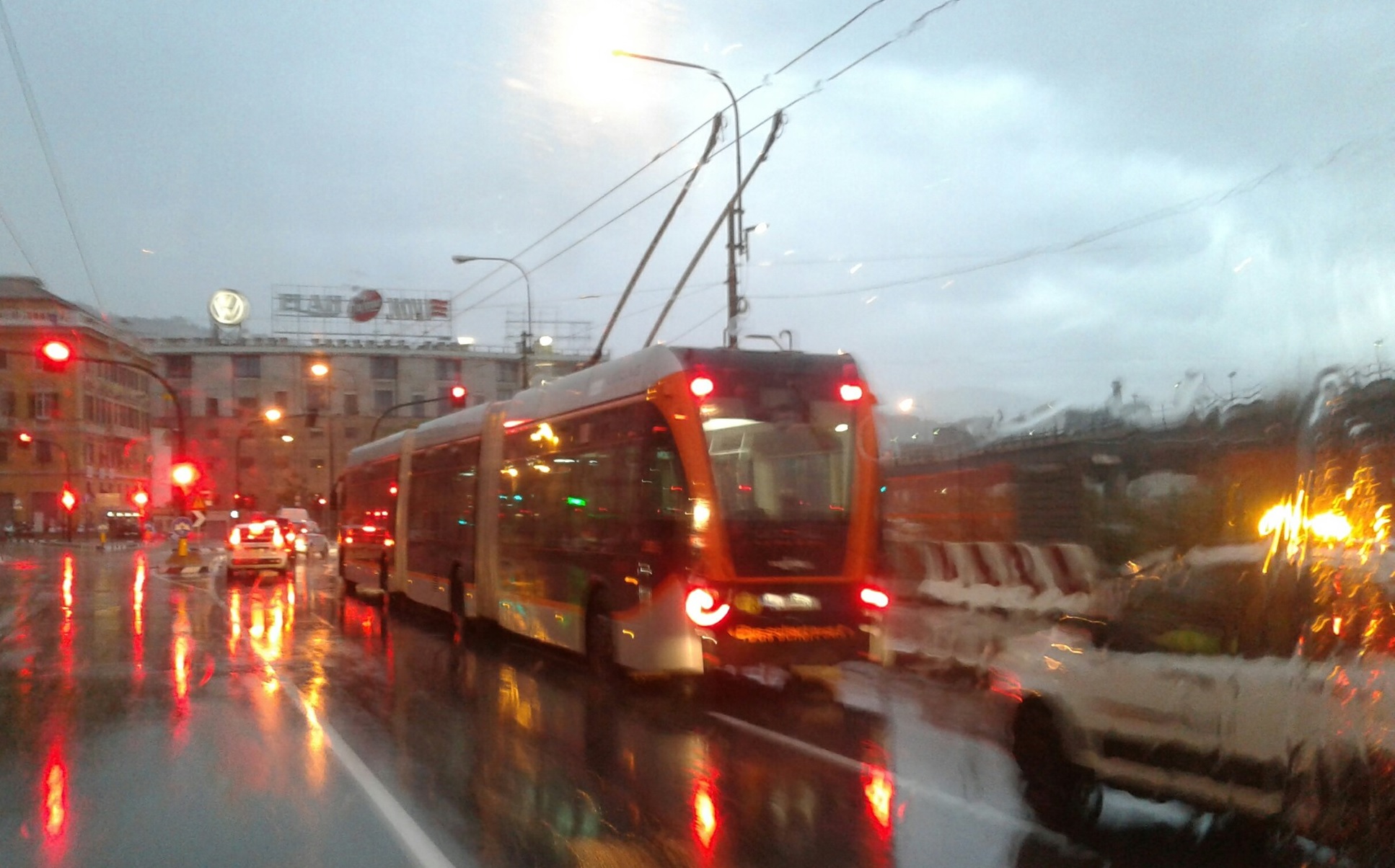 Genova, avvistato il filobus da 24 metri che sfiderà le strade del centro
