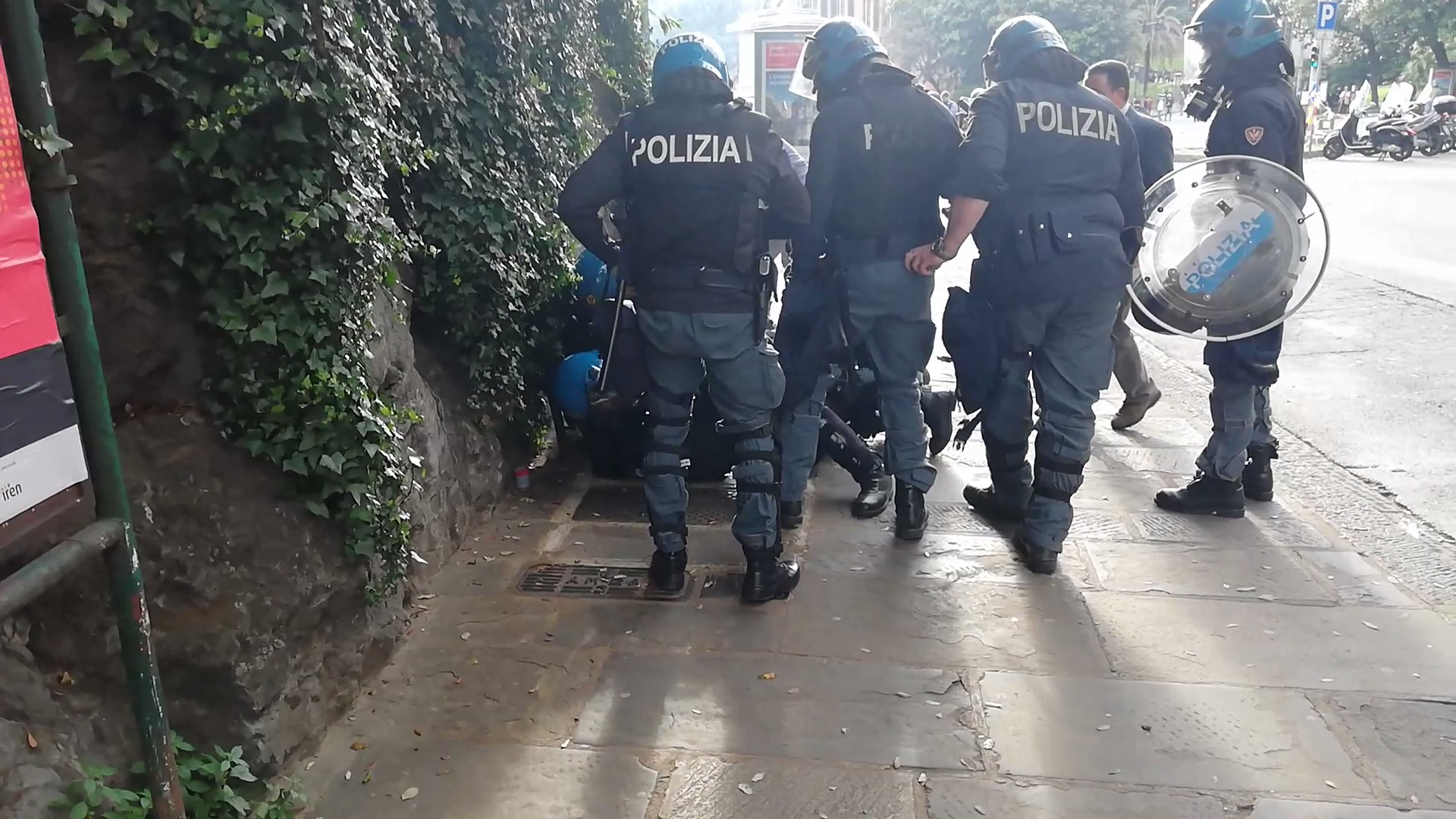 Scontri a Genova, in procura i 4 agenti coinvolti nel pestaggio del giornalista