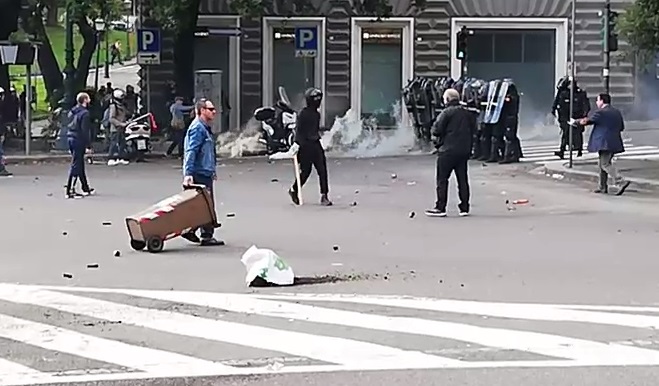 Scontri a Genova, denunciati 26 manifestanti per le violenze in piazza