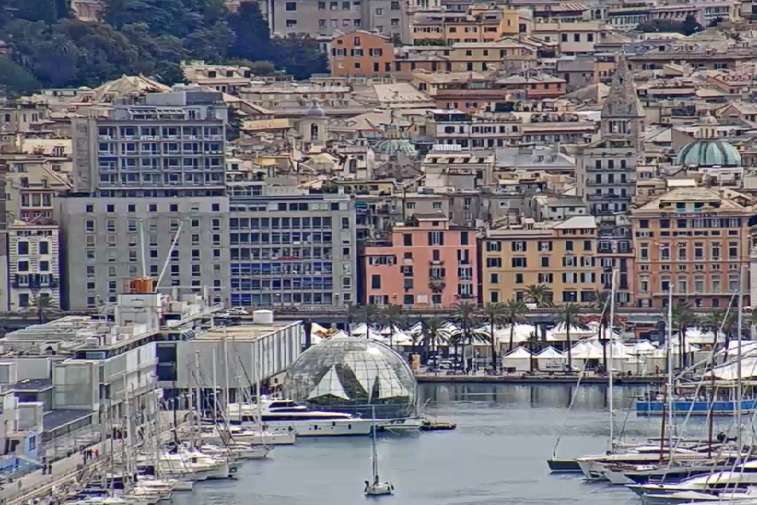Cessa il vento forte a Genova, riaperti parchi e Sopraelevata alle moto