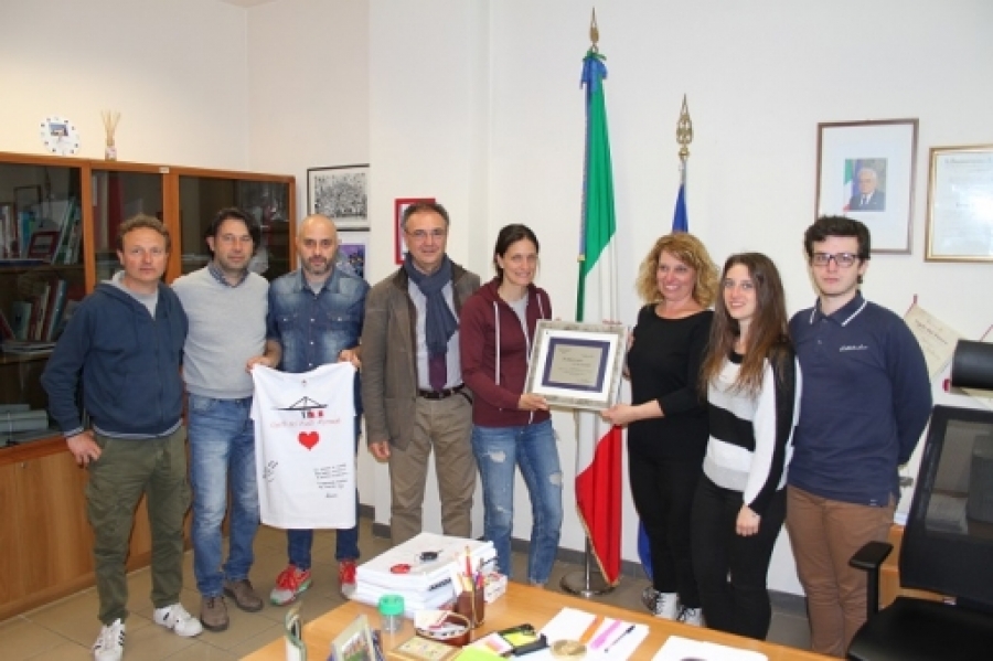 Ponte Morandi, famiglia di Genova dona una targa ai vigili del fuoco di Pistoia