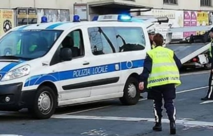 Auto travolge donna in piazza della Nunziata, la ferita in ospedale in codice rosso