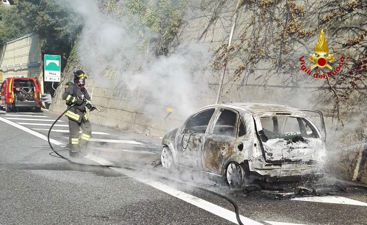 Auto in fiamme in A10, vettura distrutta, automobilista in salvo