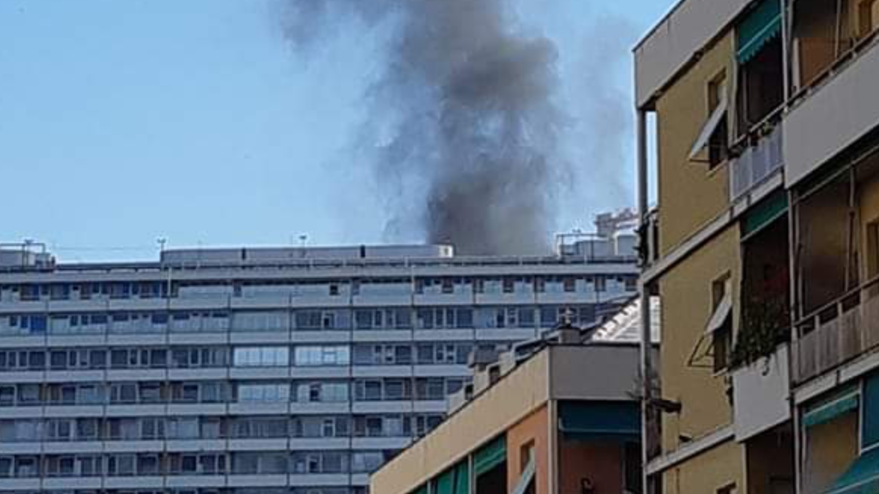 Incendio e fumo nero dal San Martino, a fuoco un'ambulanza al Monoblocco