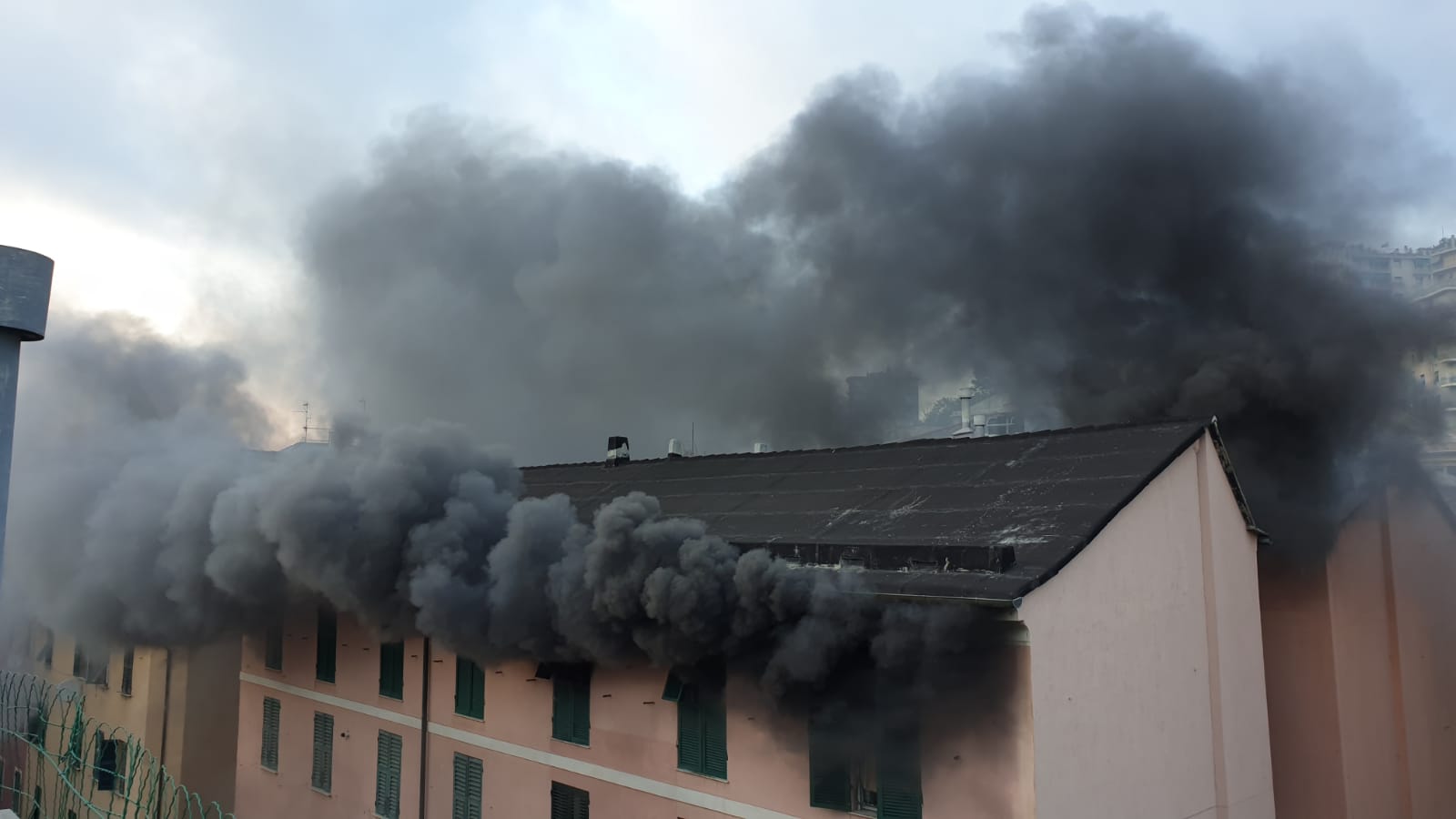 Incendio a Sampierdarena, a fuoco un appartamento in via Rolando