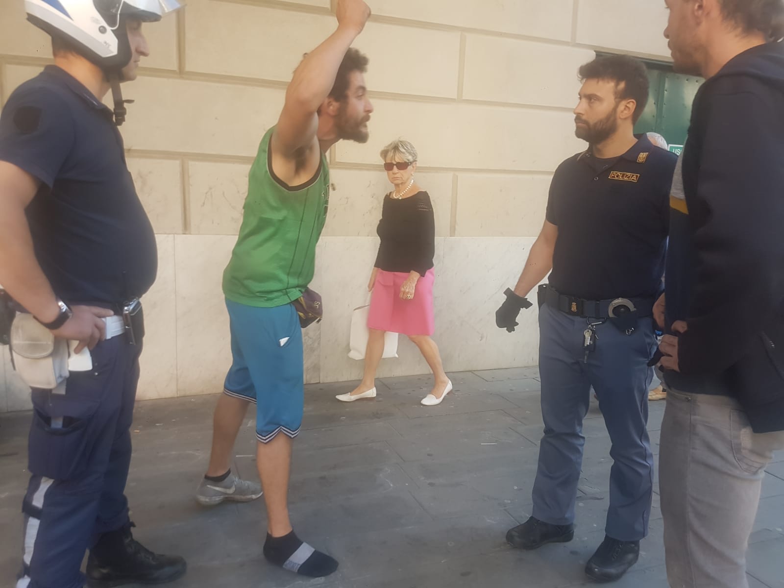 Genova: lite tra clochard vicino a De Ferrari, uomo aggredito da un pitbull