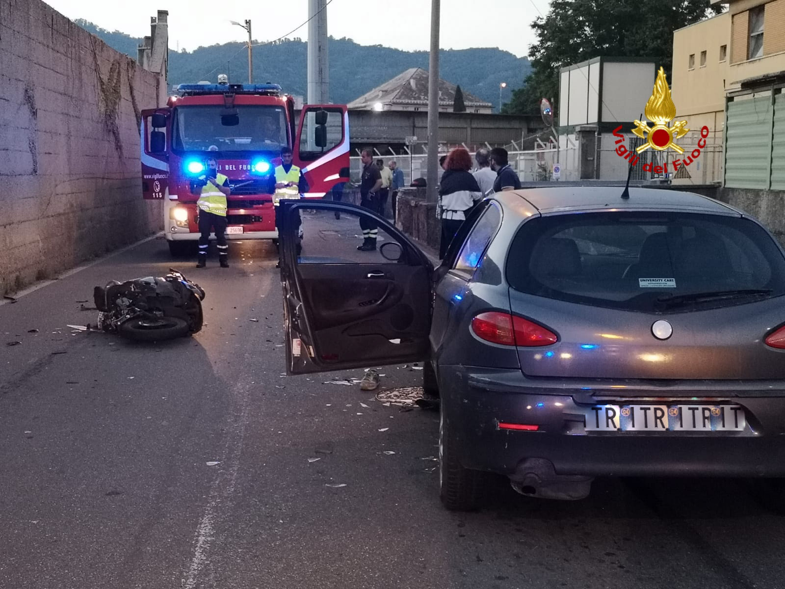 Borzoli. Moto contro auto, scooterista incastrato sotto la vettura, soccorso dai pompieri