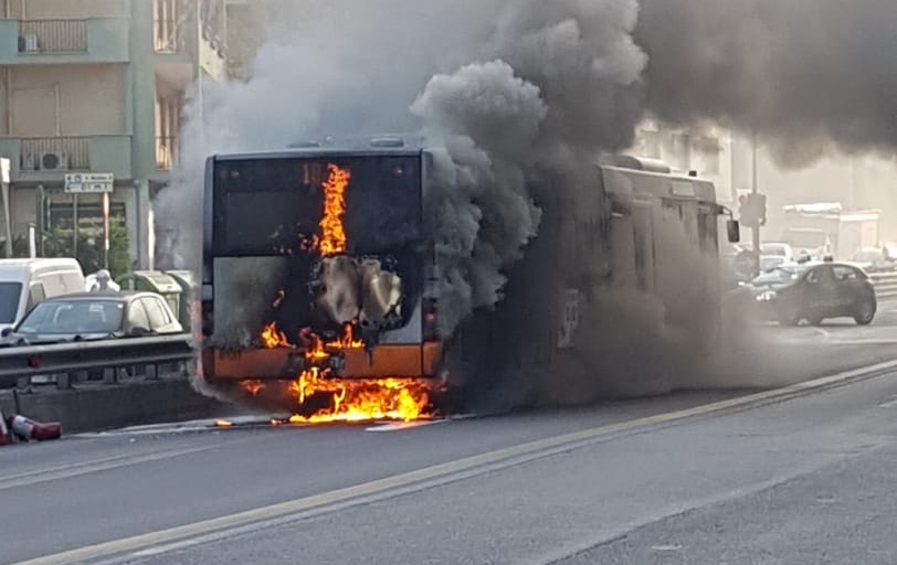 Bus in fiamme in corso Europa all'altezza della sede Rai, autista intossicato in modo lieve