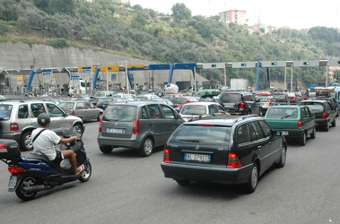 Traffico, code sulle autostrade, primo esodo aggravato dal blocco di ieri per il Morandi