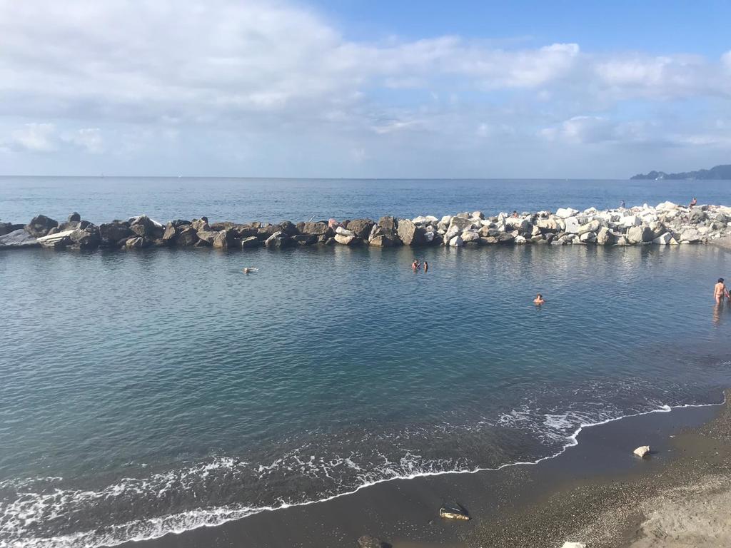 Chiavari, malore in mare: settantenne muore in spiaggia davanti al marito