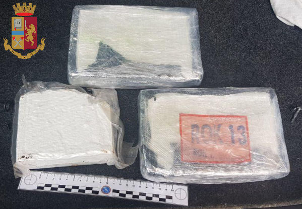 Tre chili di cocaina nella carrozzeria di un furgone, arrestati 2 pusher albanesi