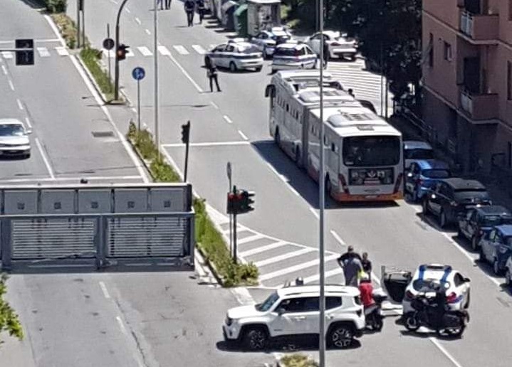 Genova, incidente in Corso Europa: furgone ribaltato all'altezza di via Majorana