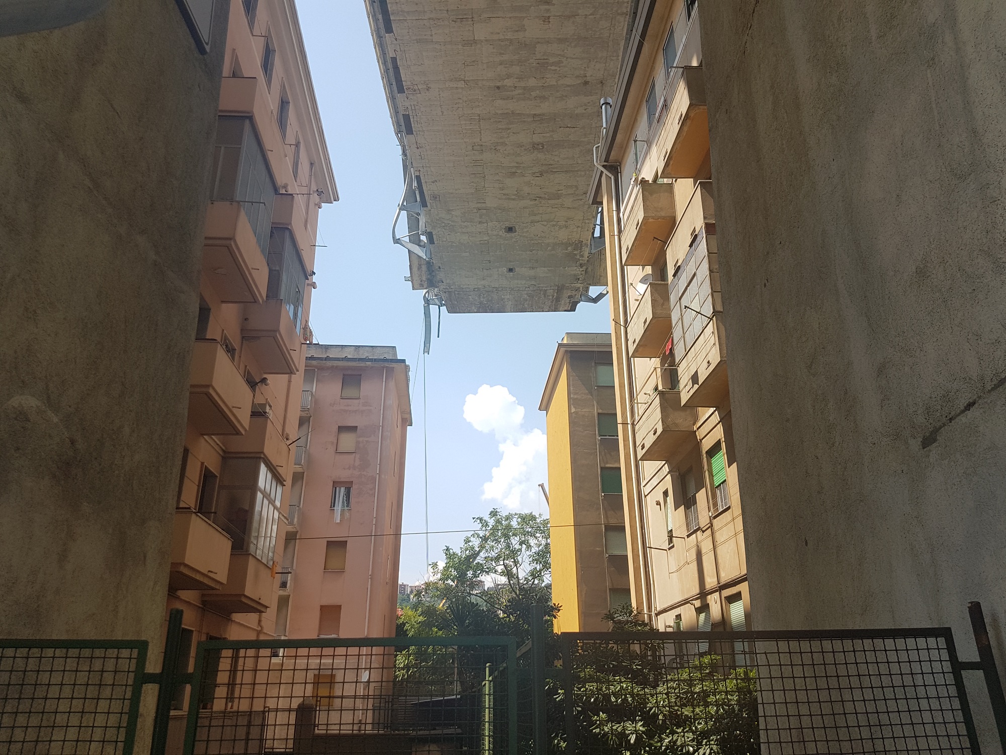 Il percorso sofferto di chi ha vissuto e vive sotto il ponte Morandi