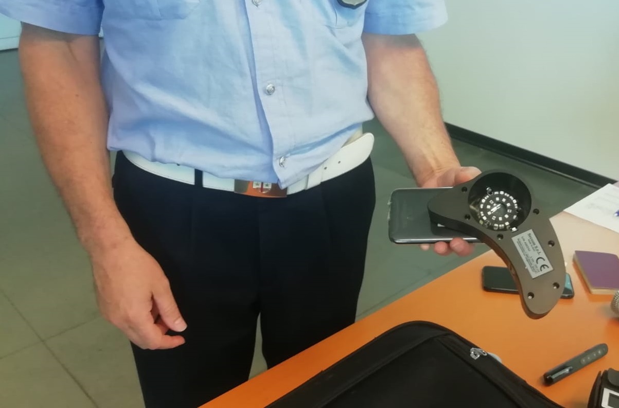 Alla polizia locale di Genova uno scanner portatile per scoprire documenti falsi