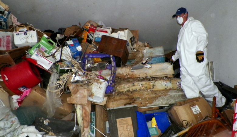 Accumulatore seriale di 78 anni trovato morto in casa sotto due metri di spazzatura