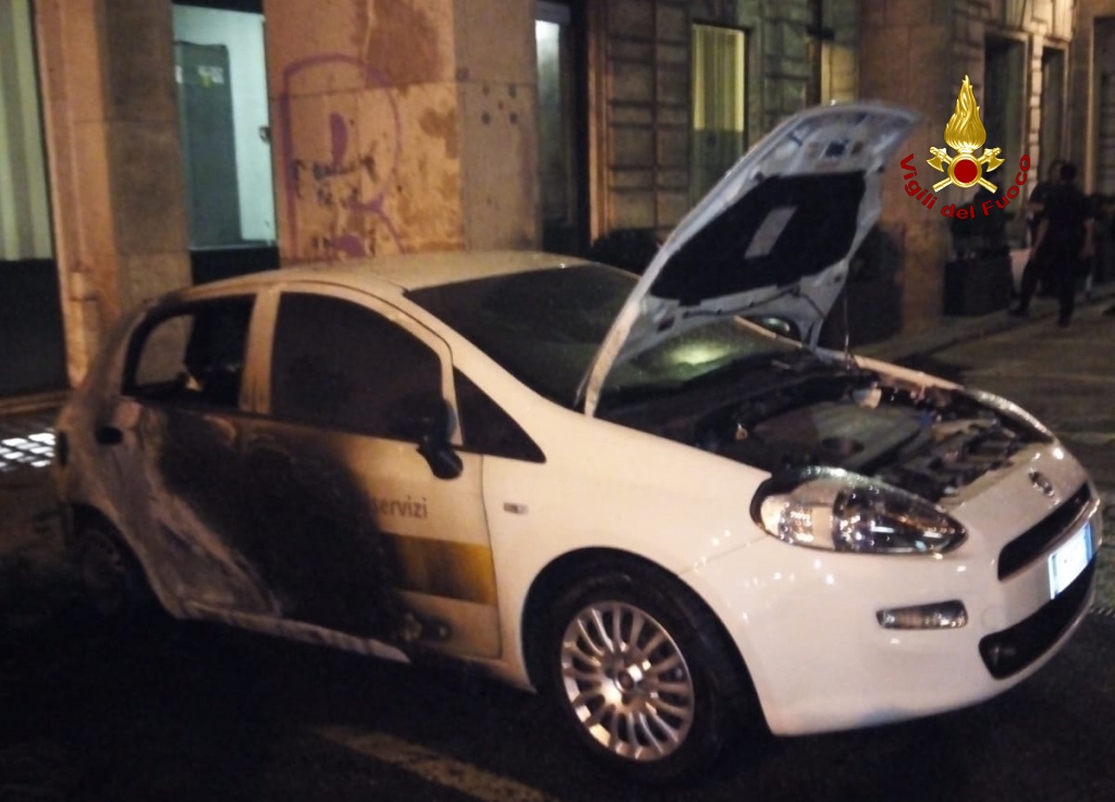 Genova, incendiata nella notte auto dell'Eni: indaga la Digos
