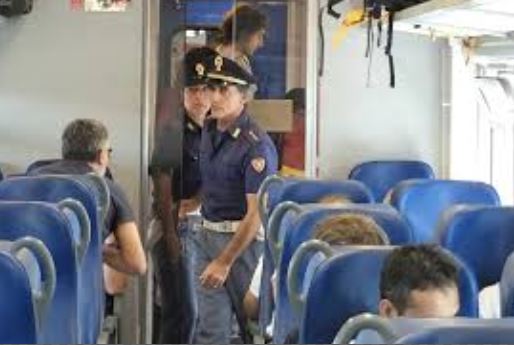 Scene da film nella stazione Brignole, treno bloccato per arrestare due ladri