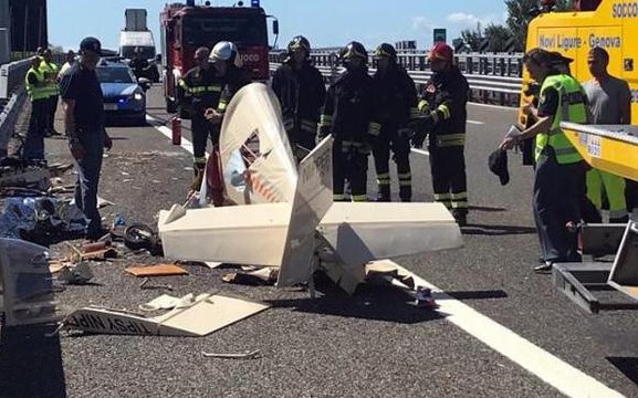 Incidente aereo in autostrada, ultraleggero precipita in A26: morto il pilota