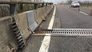 A12: si rompe giunto di un viadotto a Recco, danni a 4 auto e 1 camion
