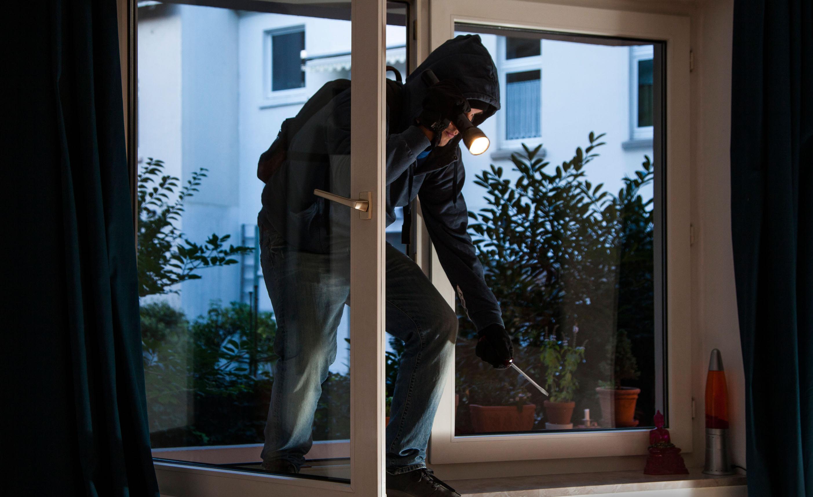 Caldo afoso, finestre aperte: i ladri svaligiano casa mentre i proprietari dormono