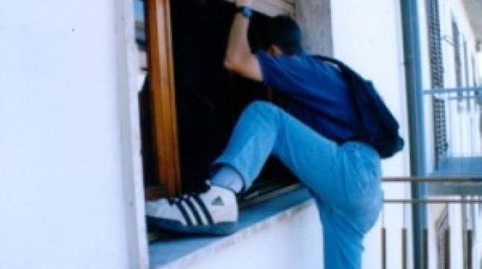 Rapallo. Senza chiavi, turista tenta di entrare in casa dalla finestra, precipita: è grave