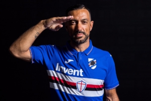 Sampdoria, Quagliarella presenta la nuova maglia da gioco casalinga per la prossima stagione