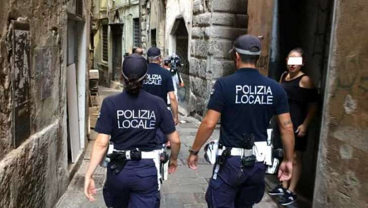 Genova: agente salva bimbo da soffocamento con la manovra di Heimlich 