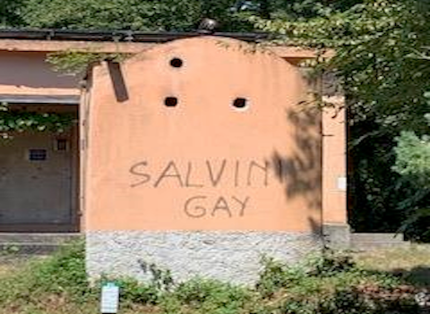 La scritta sul sentiero nel parco di Portofino: "Salvini gay"
