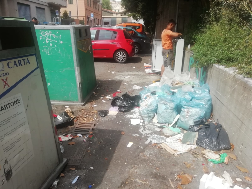 Genova. Una discarica abusiva nelle vie di San Fruttuoso