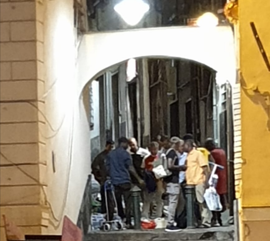 Blitz dei carabinieri contro il mercatino abusivo notturno nel centro storico