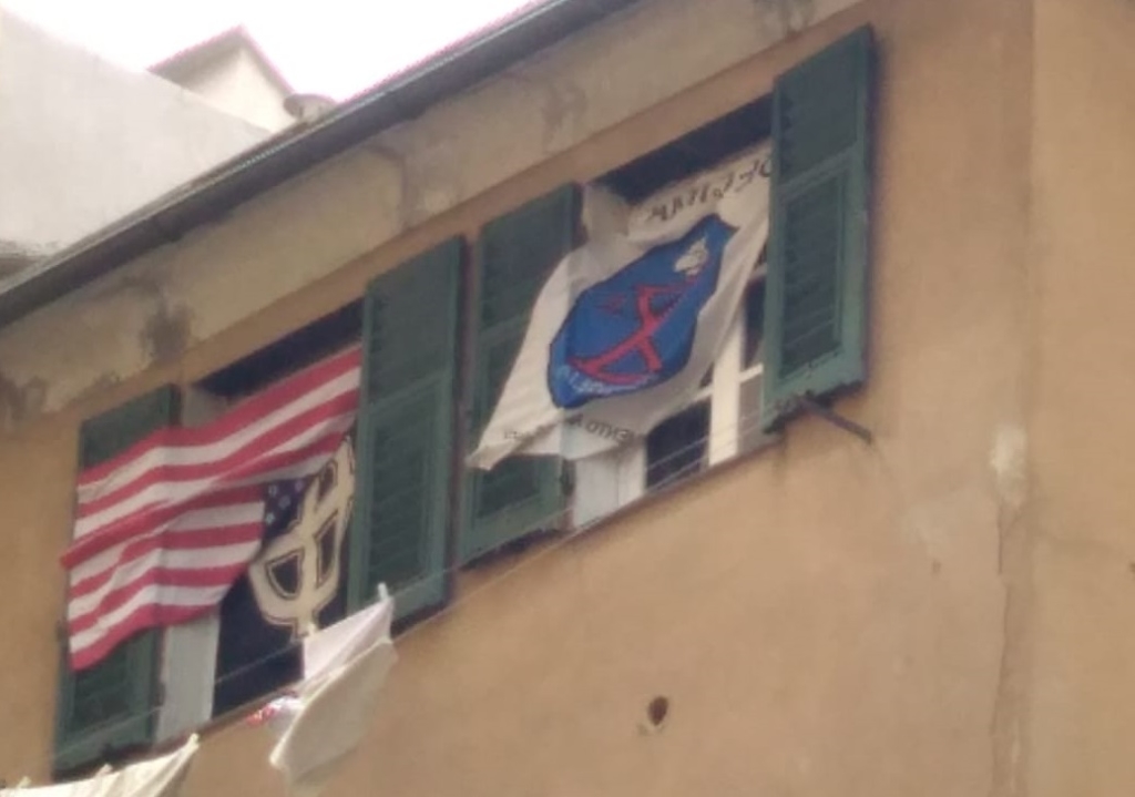 Bandiere celtica e della Decima Mas alle finestre, abitanti avvisano la polizia