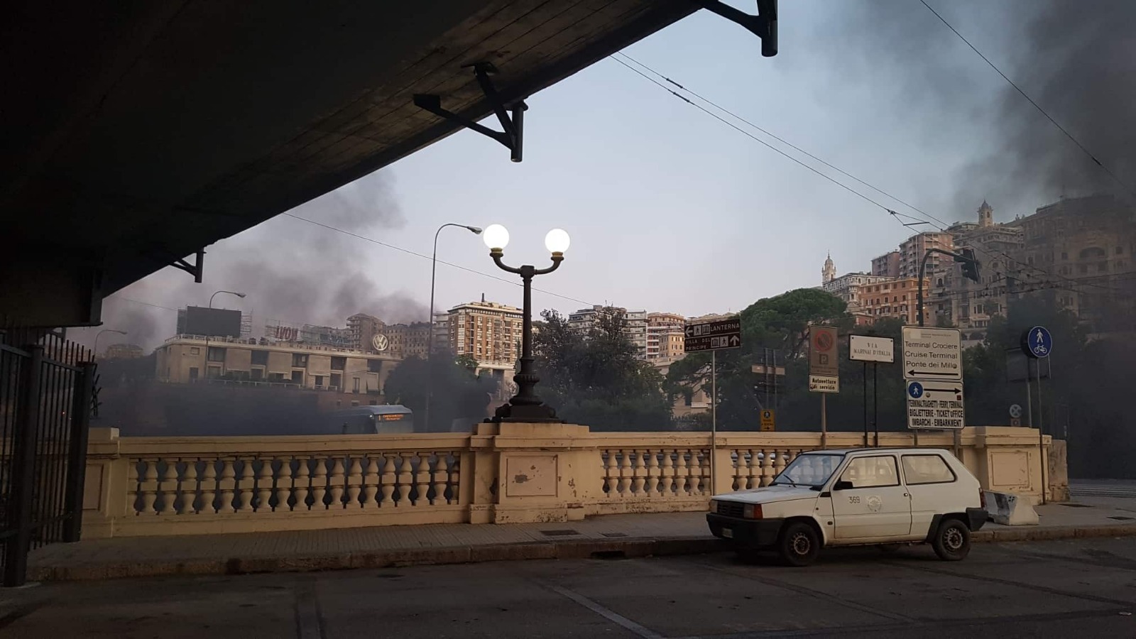 Densa nuvola di fumo davanti alla stazione Marittima: in fiamme masserizie e rifiuti accatastate da clochard