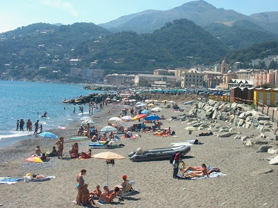 Genova, sgomberate 100 persone accampate sulla spiaggia a Voltri