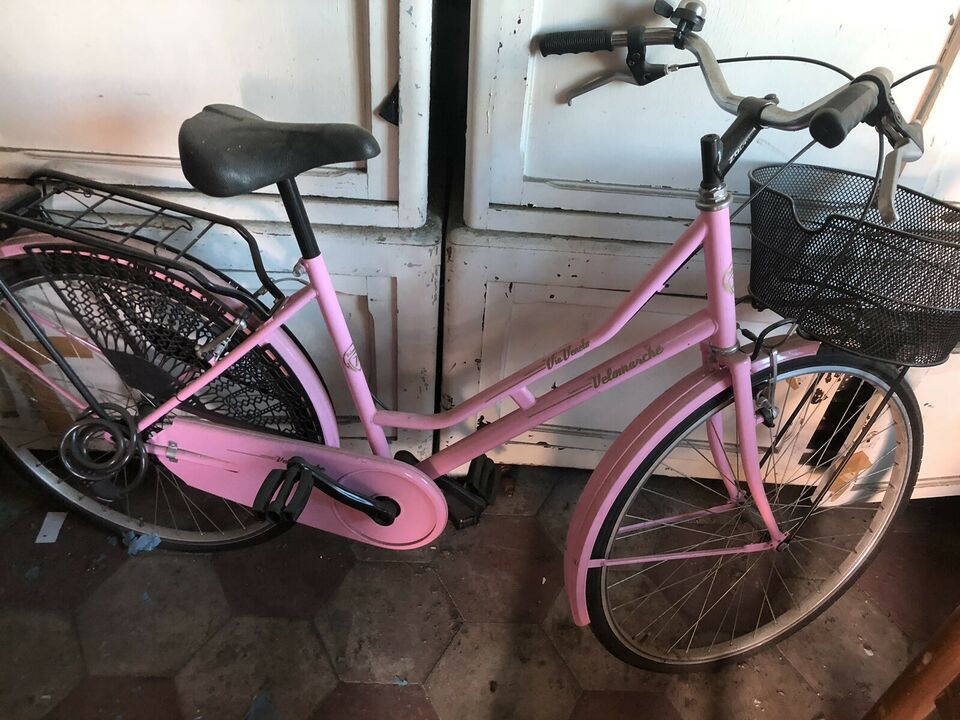 Spacciatore consegnava la droga a domicilio usando una bici 'Graziella' rosa